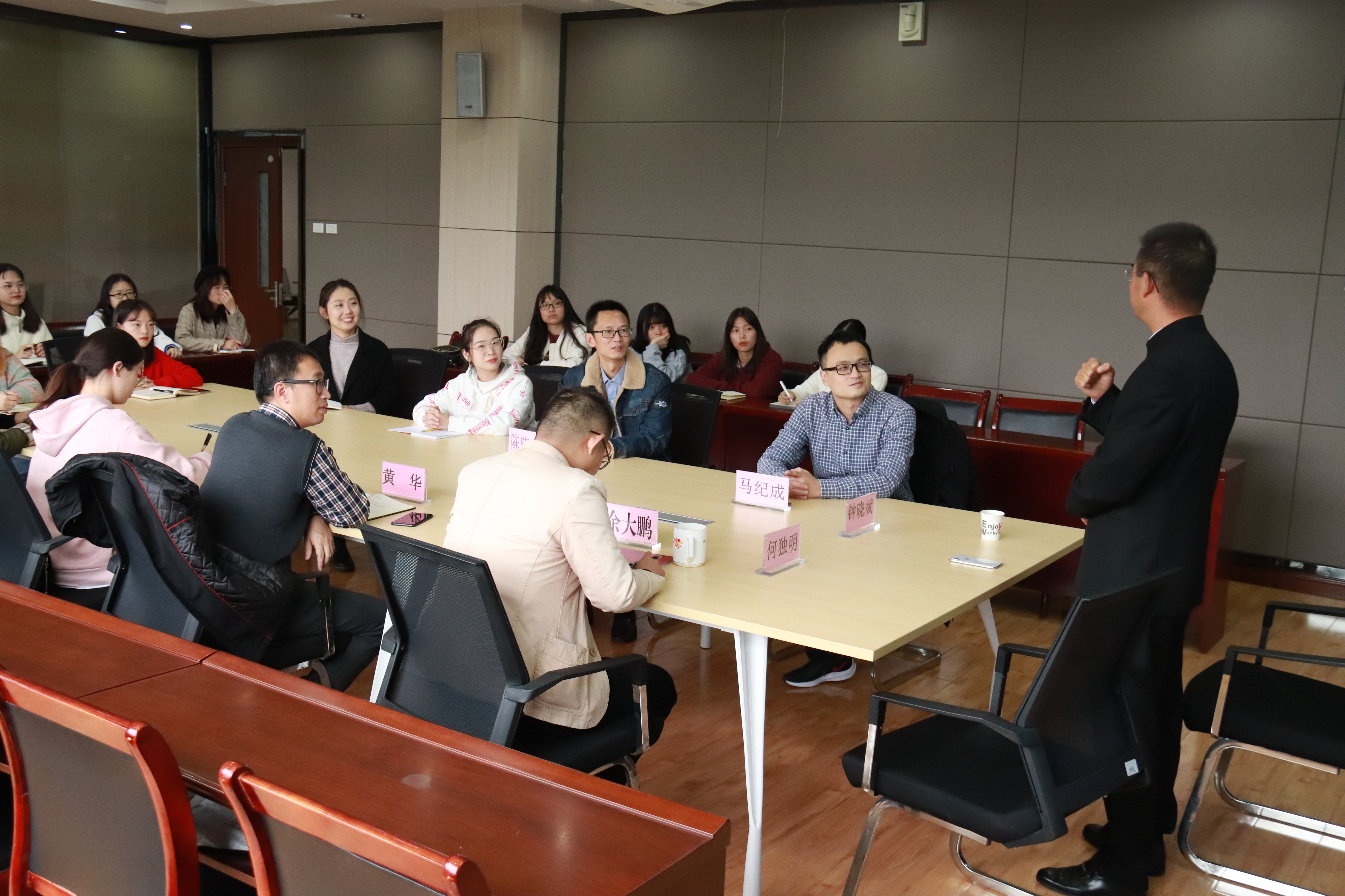 公司90级员工钟晓斌回校座谈会顺利举行2.jpg