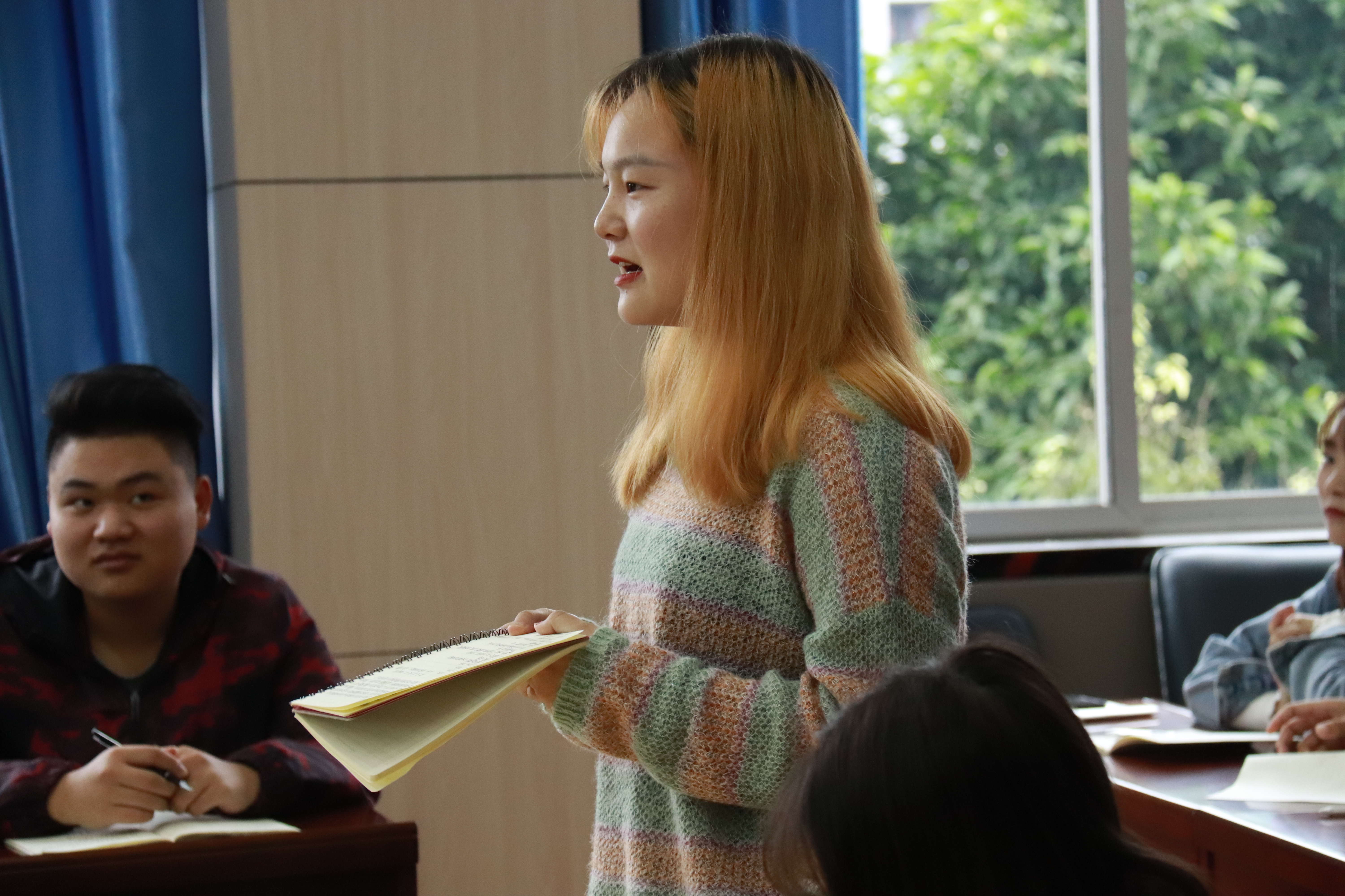 公司90级员工钟晓斌回校座谈会顺利举行5.jpg