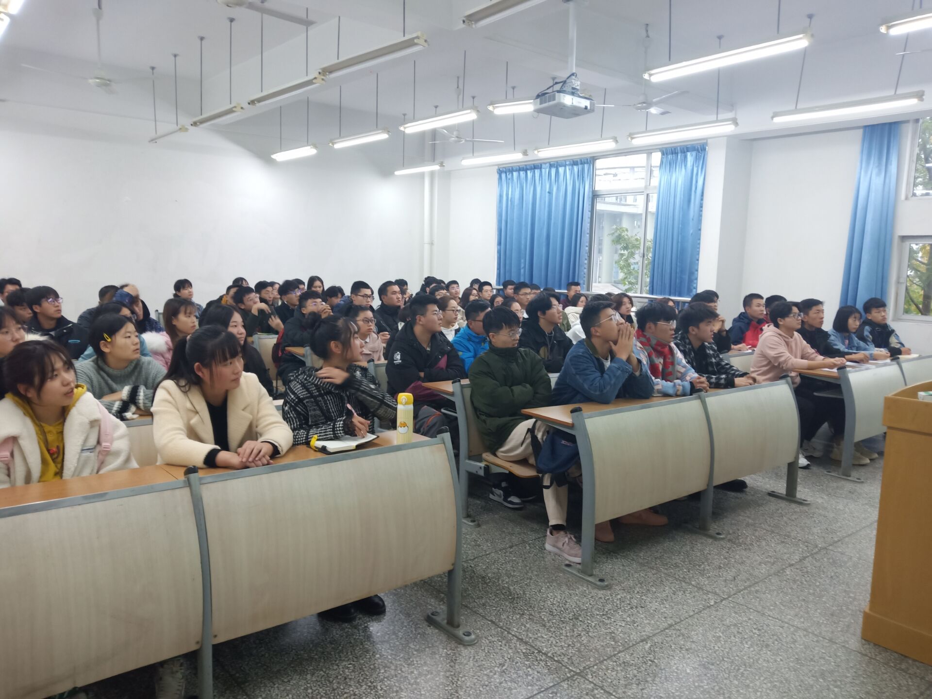 yl34511线路中心开展数学与应用数学（中外合作办学）专业主题班会2.jpg
